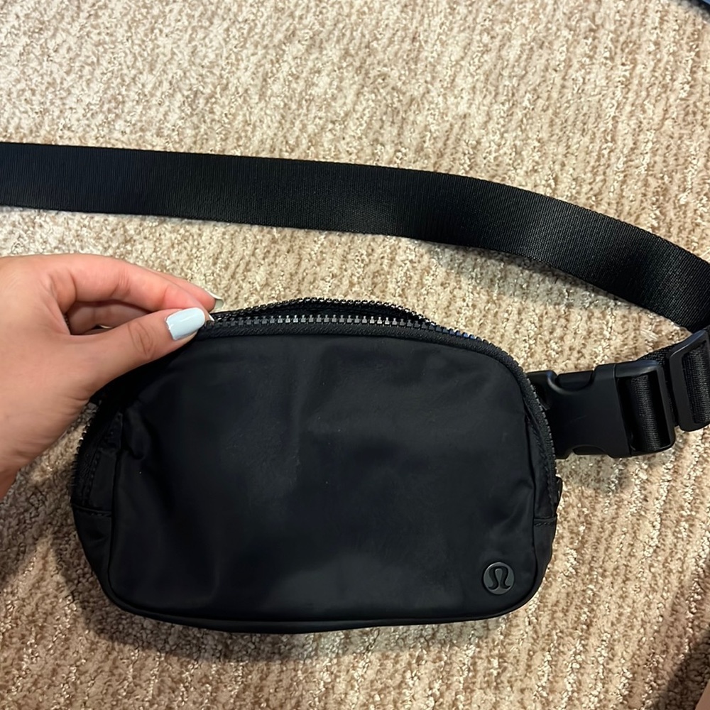 lululemon ‘everywhere belt bag’ 🖤